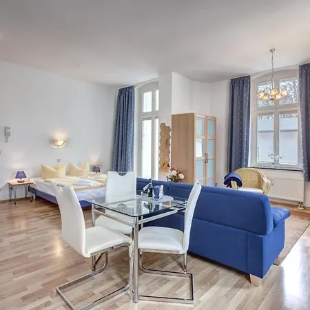 Frieda 8 Apartment